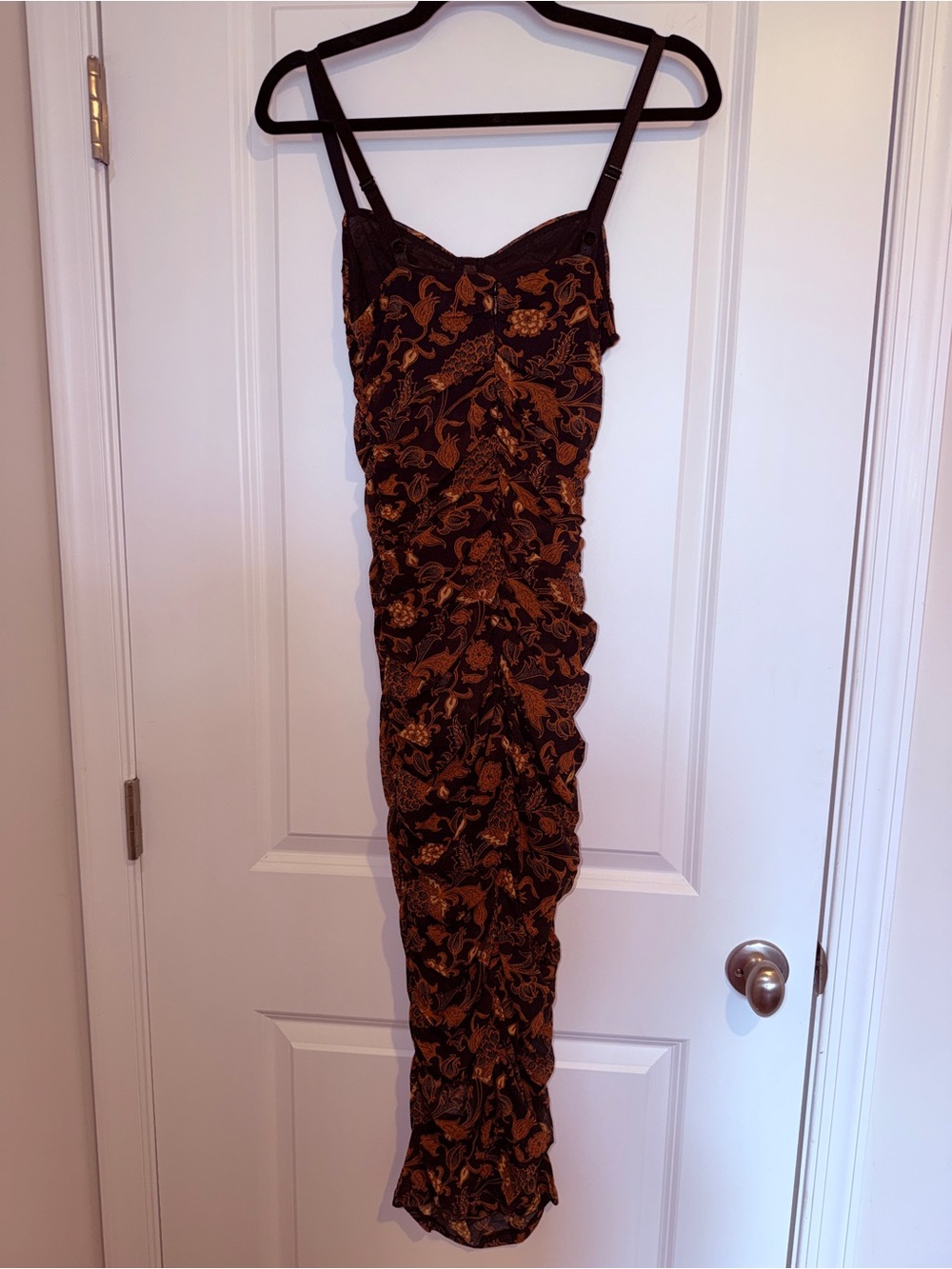 Banana Republic/Size 12P
Sleeveless Ruched Midi Dress in Black and Brown - Picture 6 of 8